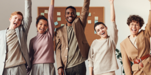 ludzie z rękami podniesionymi do góry